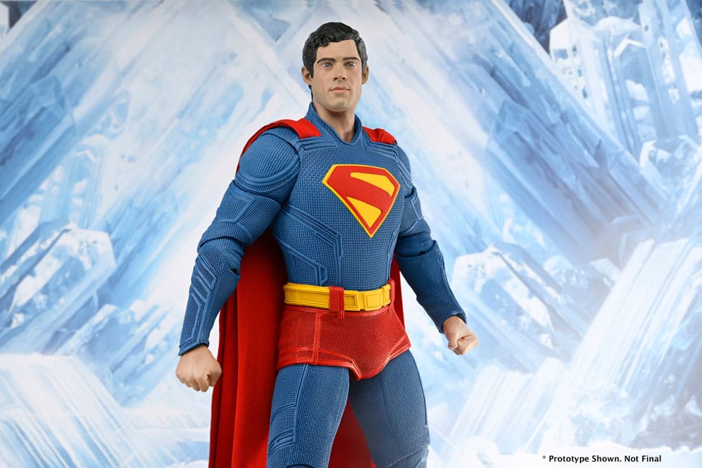 Vista frontal de la figura Superman 2025 NECA con capa roja.