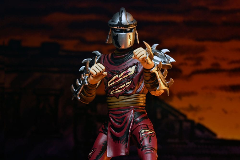 Figura articulada Battle Damaged Shredder de NECA con armadura dañada y accesorios inspirada en Teenage Mutant Ninja Turtles.