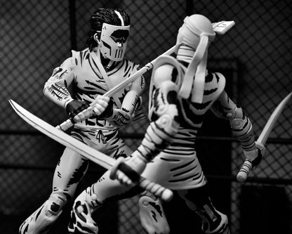 Figura articulada Casey Jones Black & White de NECA inspirada en los cómics clásicos de Teenage Mutant Ninja Turtles.