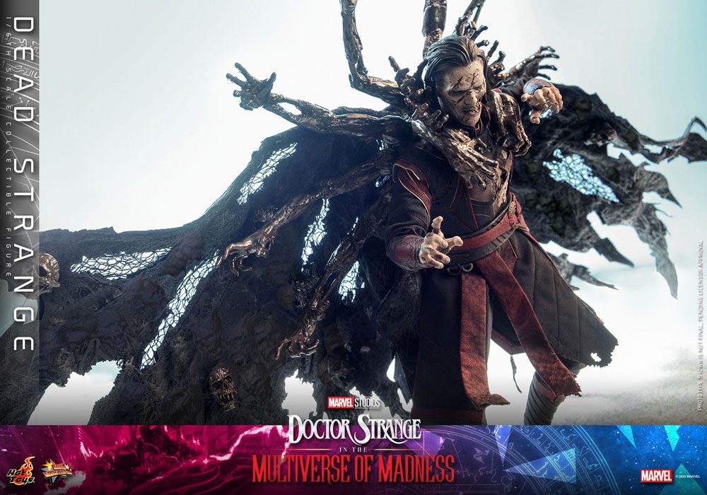 Detalle de la figura articulada Dead Strange de Hot Toys con aspecto putrefacto y traje roto