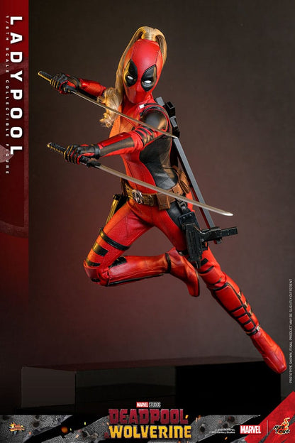 Detalle del rostro y vestimenta de Ladypool Hot Toys