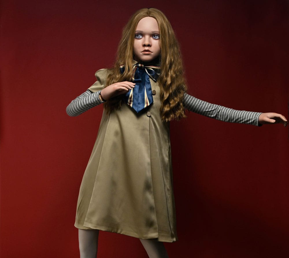 Figura tamaño real de Megan con ropa de tela y acabado realista.