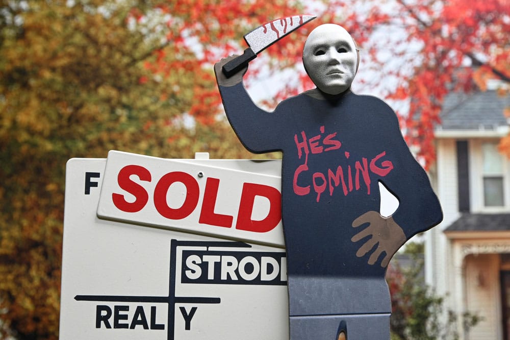 Figura articulada Ultimate de Michael Myers de NECA con accesorios inspirada en Halloween: La Maldición de Michael Myers.