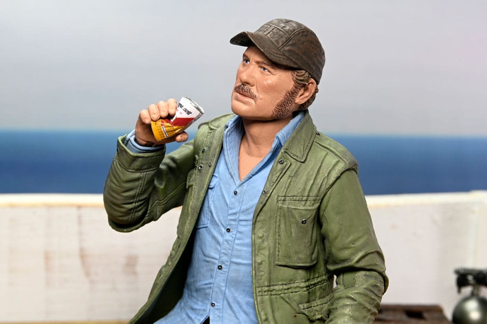 Sam Quint NECA Ultimate – figura articulada con rifle, machete y cabezas intercambiables.
