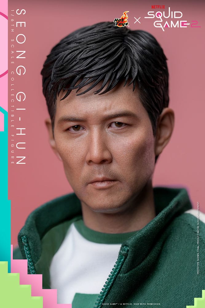 Accesorios incluidos con la figura de Seong Gi-hun de Hot Toys, con máquina de votación y cerdito dorado.