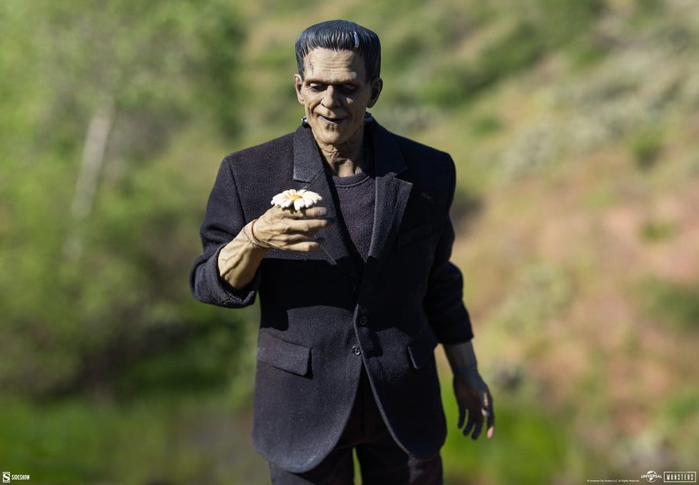 Figura articulada Frankenstein Universal Monsters Deluxe Plus Edition con acabado cinematográfico y cadenas.