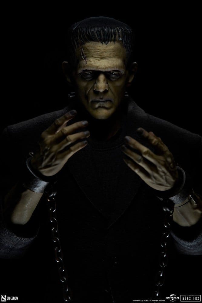 Figura articulada Frankenstein Universal Monsters Deluxe Edition con traje de tela y cadenas.