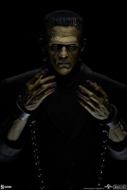 Figura articulada Frankenstein Universal Monsters Deluxe Edition con traje de tela y cadenas.