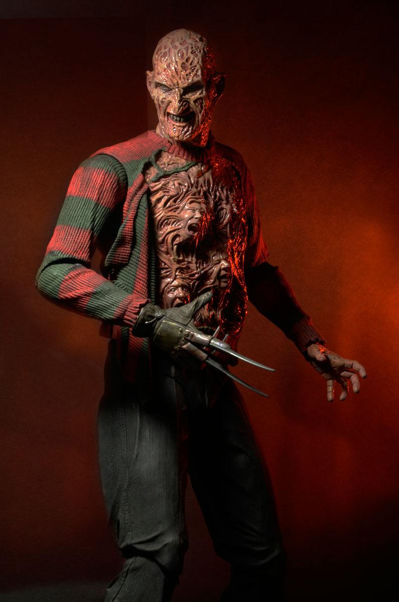 Figura articulada Freddy Krueger NECA escala 1/4 con accesorios.