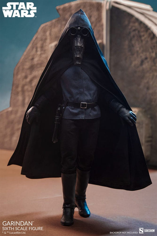 Figura articulada Garindan escala 1/6 de Sideshow – vista completa con capa negra y fondo azul Star Wars.