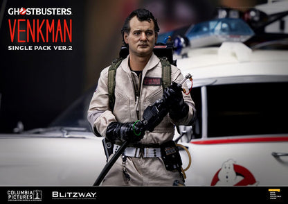 Vista lateral de la figura premium Peter Venkman 1/6 con base expositora y trampa para fantasmas.