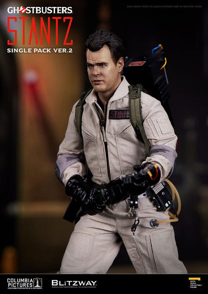 Detalle de la figura Ray Stantz 1/6 con traje completo, trampa de fantasmas y base expositora.