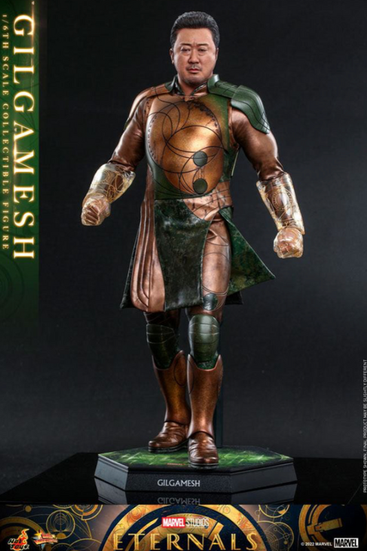 Figura Hot Toys de Gilgamesh – Eternals – vista frontal detallada con base expositora.