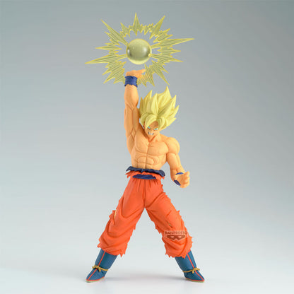 Vista lateral de la figura Goku Super Saiyan con ataque de energía