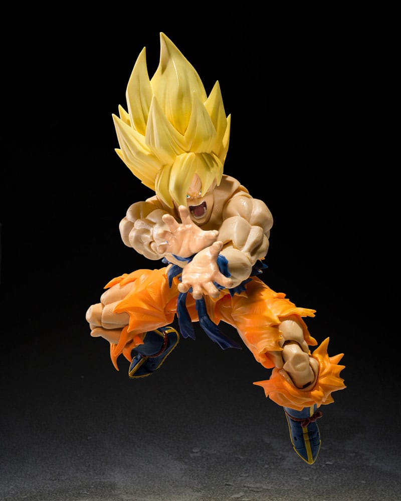 Figura de Goku en pose de combate con brazos cruzados