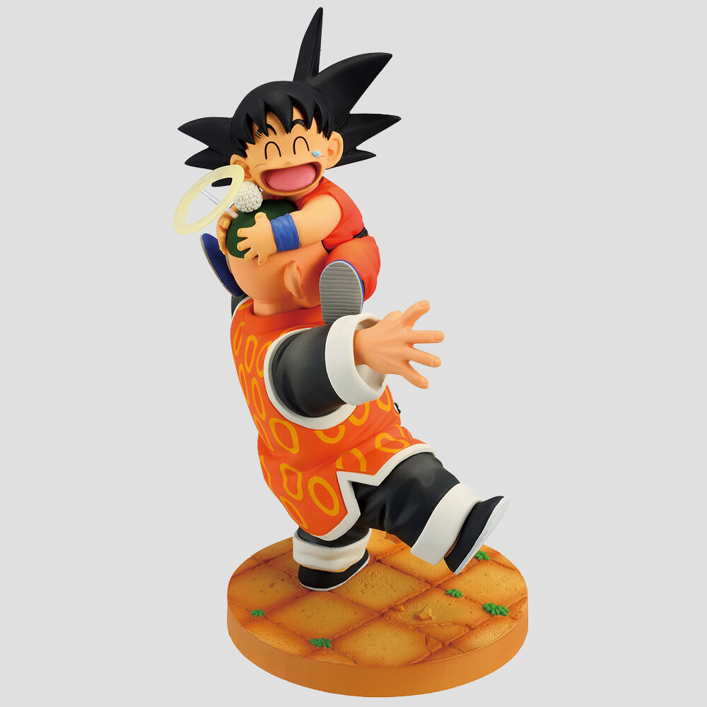 Detalle del abrazo entre Goku y Gohan con traje tradicional y base de esfera del dragón.