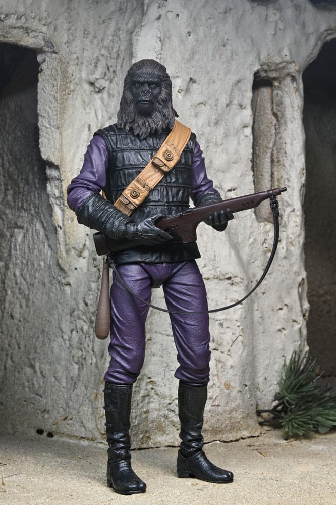 Figura articulada Gorilla Soldier NECA Ultimate – uniforme morado y pose con rifle.
