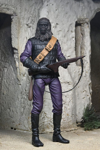 Figura articulada Gorilla Soldier NECA Ultimate – uniforme morado y pose con rifle.
