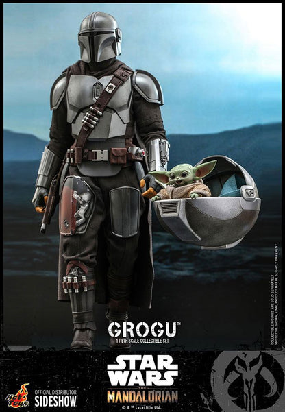 Figura Grogu Hot Toys junto a The Mandalorian Star Wars escala 1/6