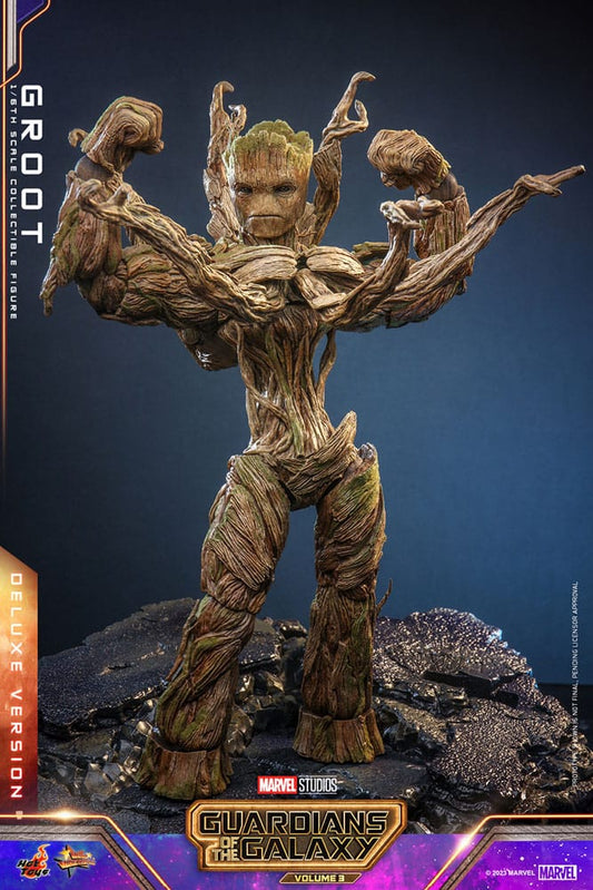 Figura Groot Deluxe Hot Toys Guardianes de la Galaxia Vol. 3 con brazos extendidos