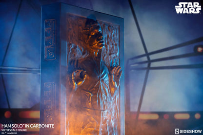 Detalle de la base y luces LED de Han Solo en carbonita por Sideshow.
