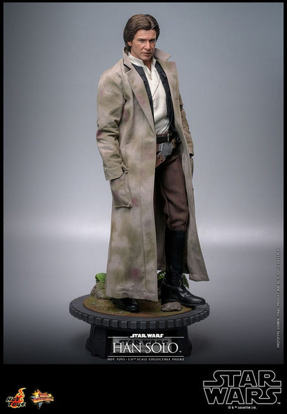 Detalle de accesorios y manos intercambiables de la figura Han Solo Hot Toys escala 1/6