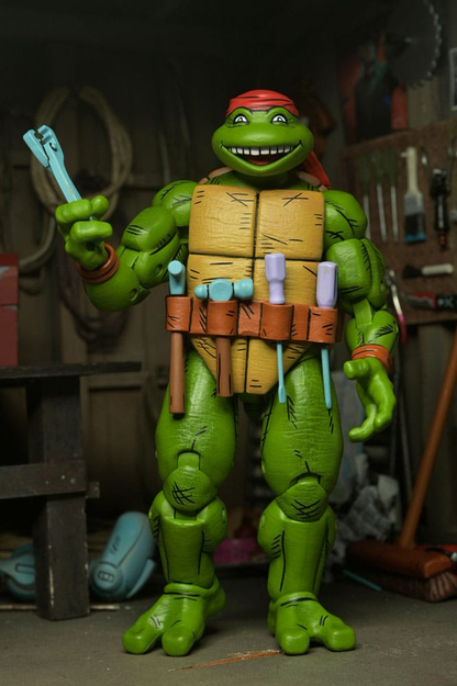 Figura Handyman Donatello de 18 cm de NECA inspirada en Teenage Mutant Ninja Turtles.