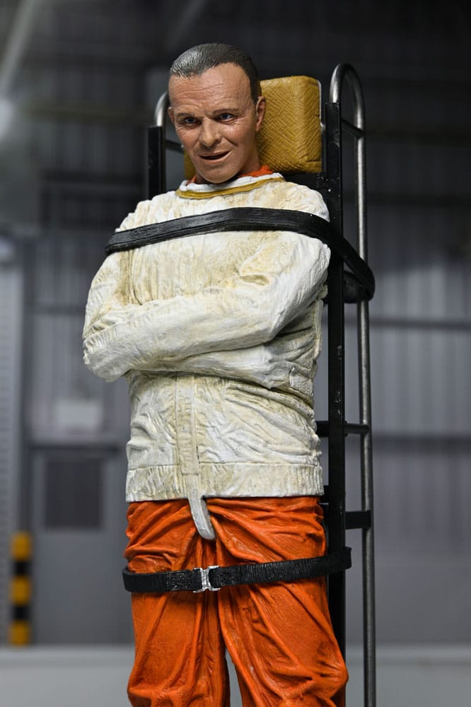 Figura articulada de Hannibal Lecter con camisa de fuerza y máscara, vista frontal.