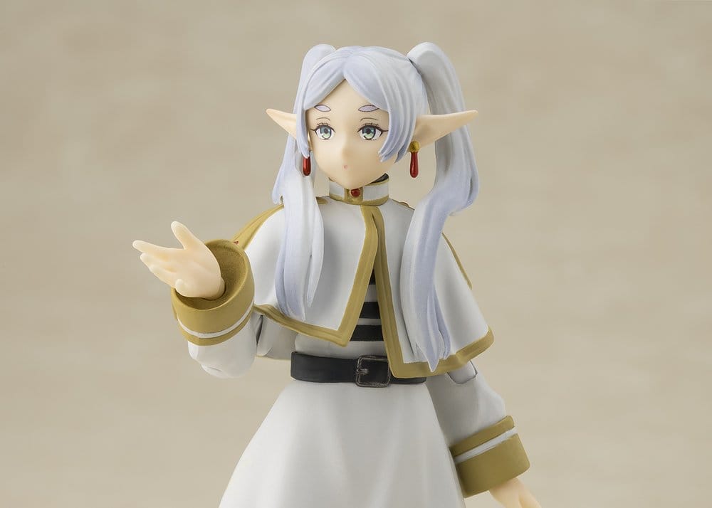 Detalle figura Himmel Frieren con traje azul y capa blanca S.H.Figuarts