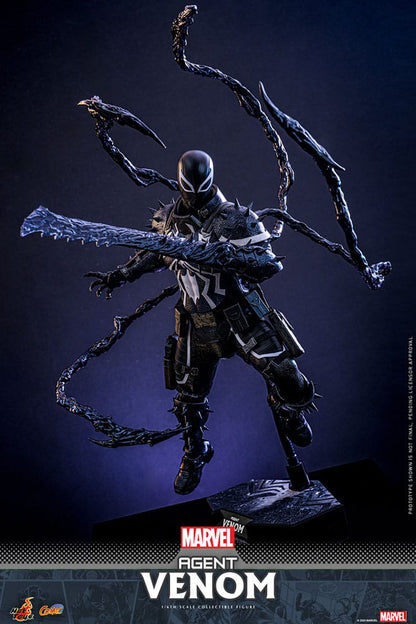 Figura Agent Venom Hot Toys con armas y pose dinámica en exposición