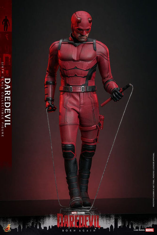 Figura Hot Toys Daredevil Born Again escala 1/6 con traje rojo oscuro