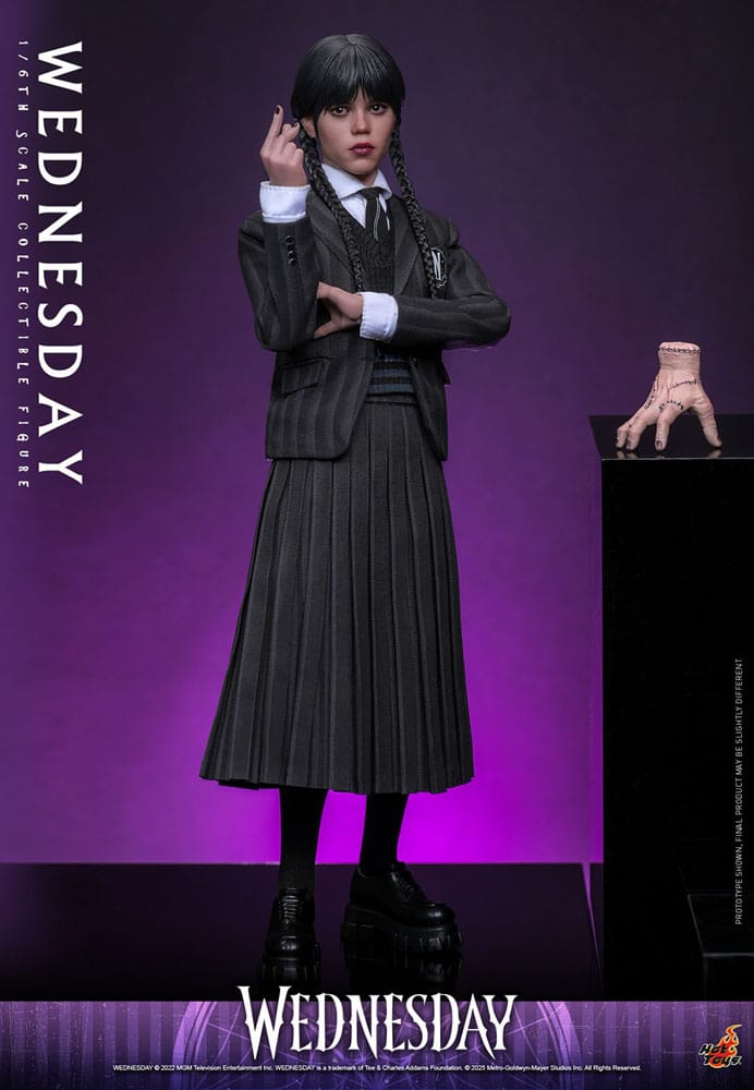 Hot Toys Wednesday Addams figura articulada 1/6 con accesorios exclusivos