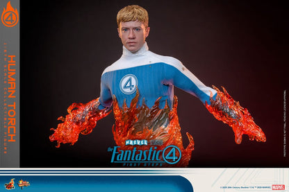 Human Torch Hot Toys con traje azul y efectos de fuego translúcidos.