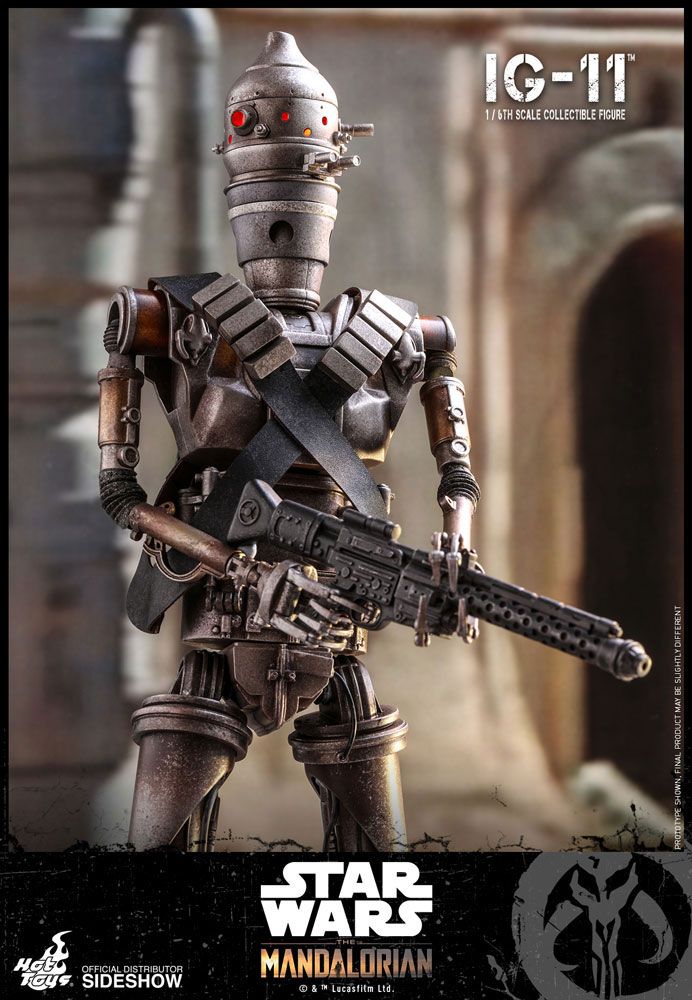 IG-11 articulado en pose de acción disparando, figura Hot Toys con accesorios.
