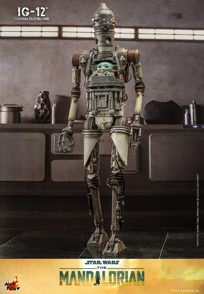 IG-12 Hot Toys The Mandalorian – figura con acabados metálicos y Grogu.