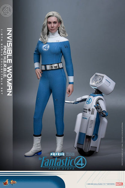 Primer plano de Invisible Woman Hot Toys con detalles del traje y rostro realista