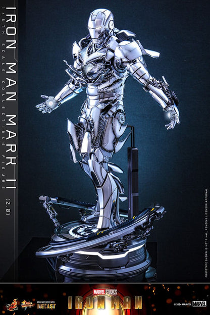 Figura IRON MAN MARK II 2.0 Hot Toys 1/6 mostrando accesorios y poses de combate.