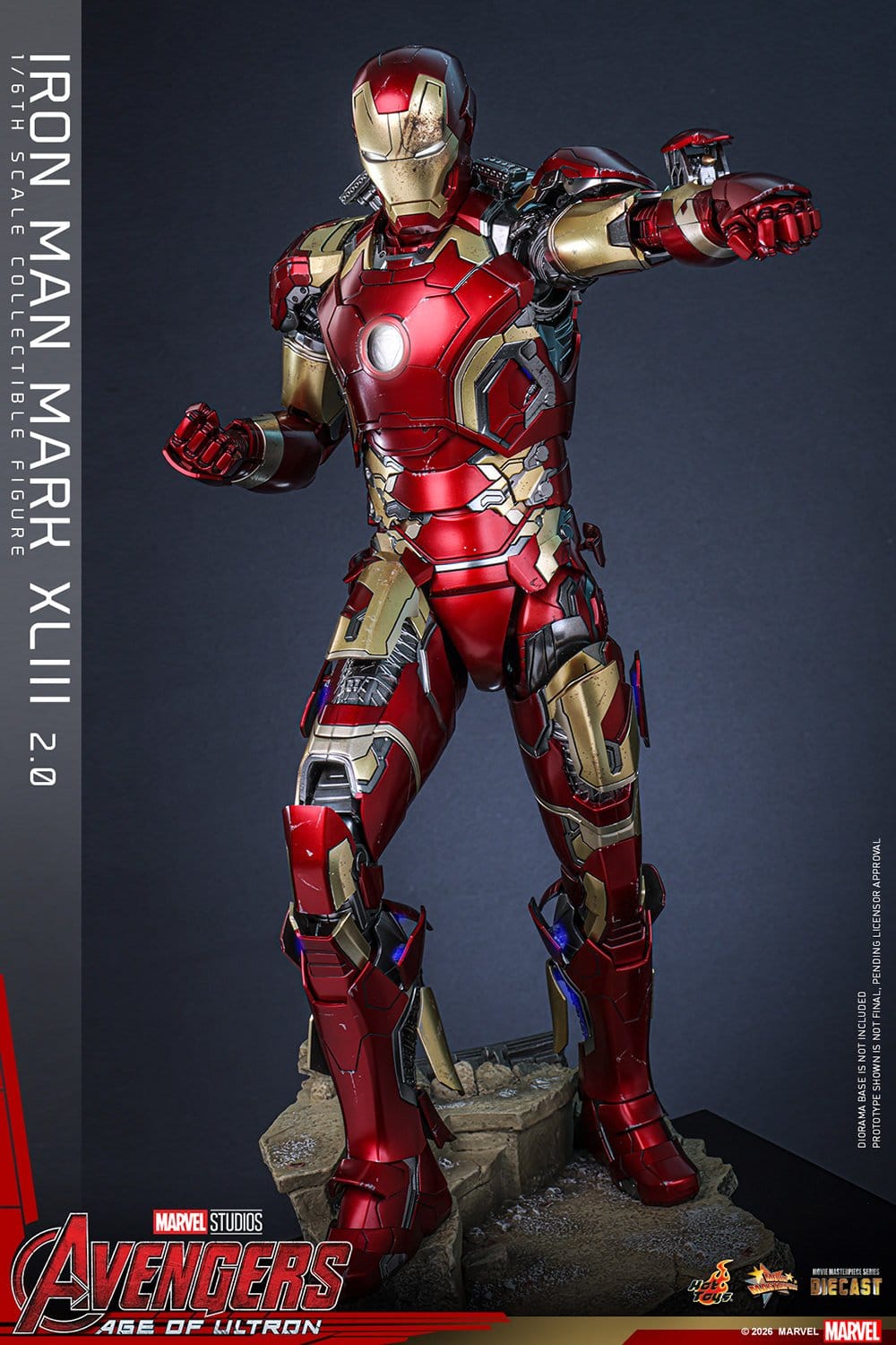 Iron Man Mark XLIII 2.0 Hot Toys con sistema LED en ojos y reactor ARC Avengers Age of Ultron