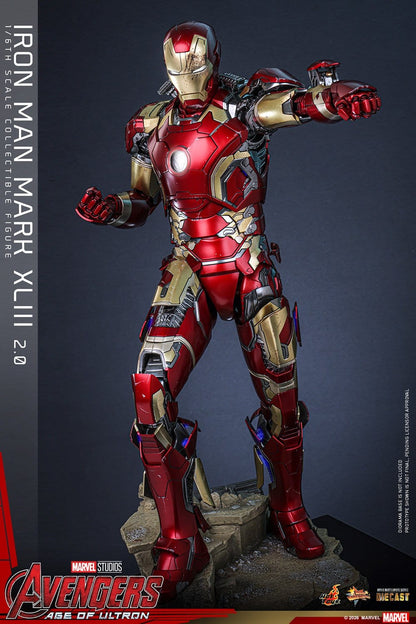 Iron Man Mark XLIII 2.0 Hot Toys con sistema LED en ojos y reactor ARC Avengers Age of Ultron