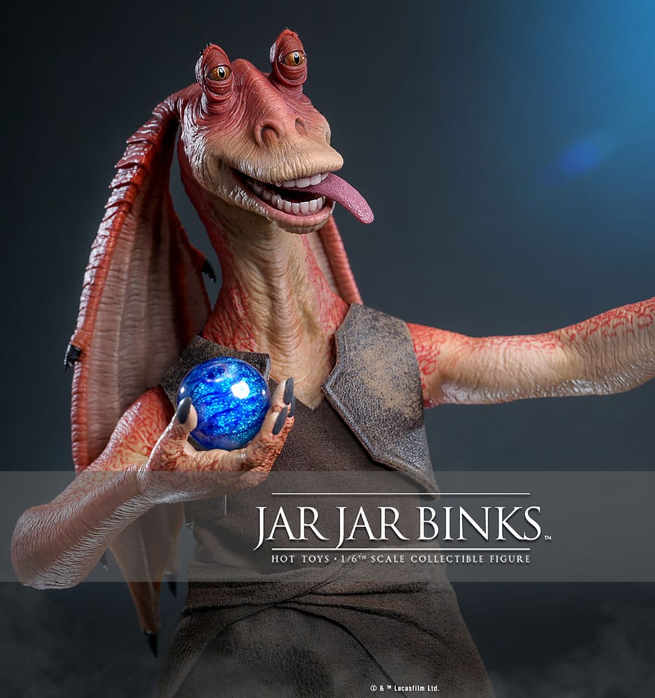 Detalle de la figura Jar Jar Binks Hot Toys con lanza gungan y ropa de tela