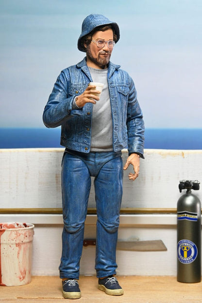 Figura NECA Matt Hooper con ropa de trabajo y accesorios sobre la cubierta del barco.