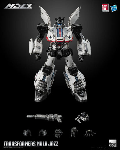 Primer plano de Jazz MDLX con pose dinámica y rifle – Figura Transformers Threezero