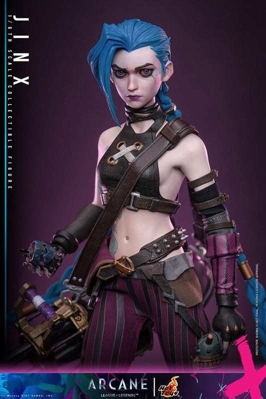 Figura articulada Jinx Hot Toys con trenzas azules y expresión desafiante.