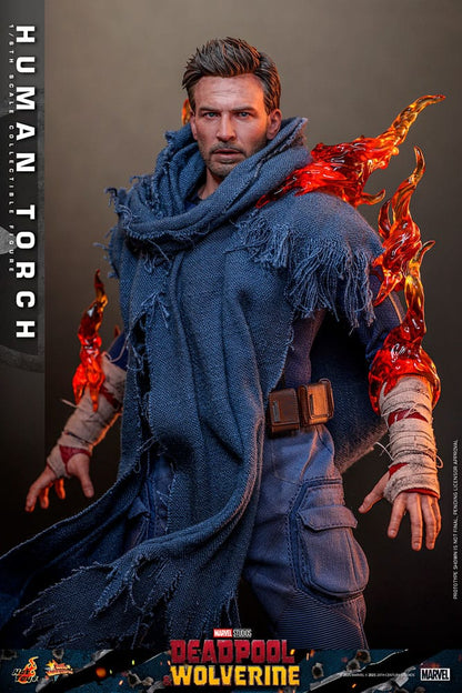Vista frontal de la figura de Johnny Storm con traje de los Fantastic Four.