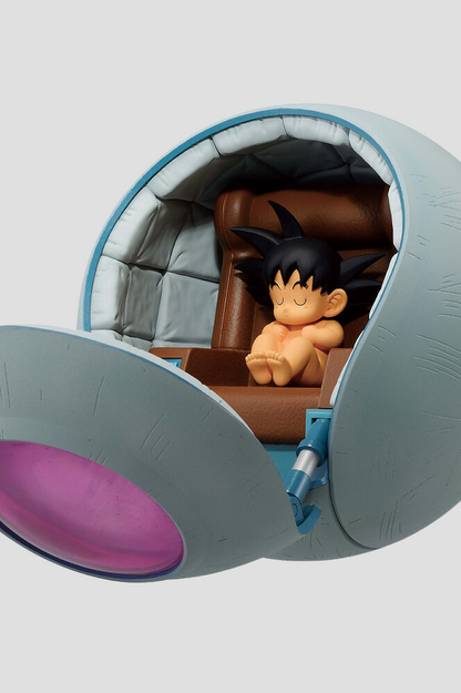 Figura lateral de Kakarot bebé dentro de cápsula Saiyan.