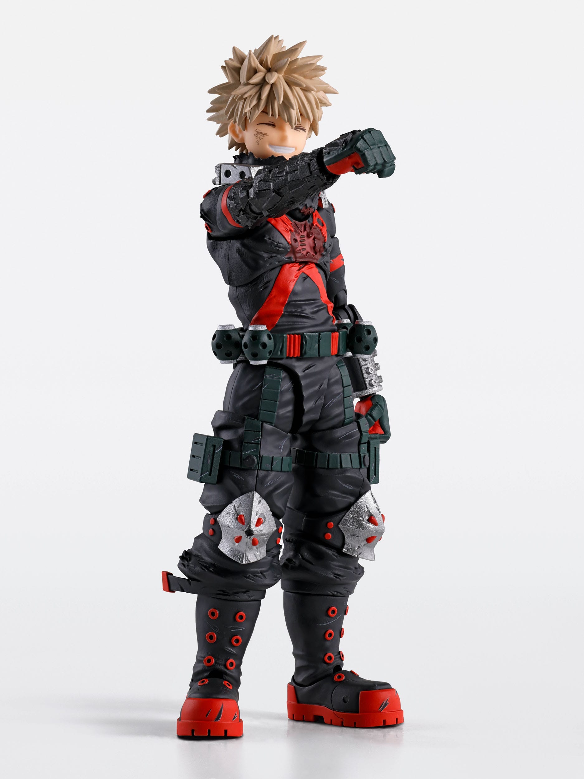Katsuki Bakugo figura articulada mostrando traje completo y detalles del esculpido.
