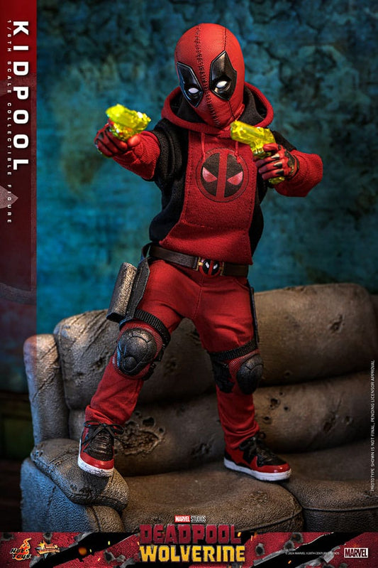 Figura articulada Kidpool Deadpool y Wolverine Movie Hot Toys escala 1/6