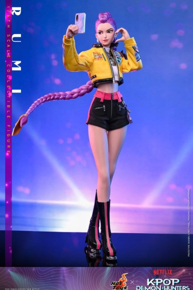 Figura Rumi KPop Demon Hunters Hot Toys escala 1/6 con vestuario detallado.