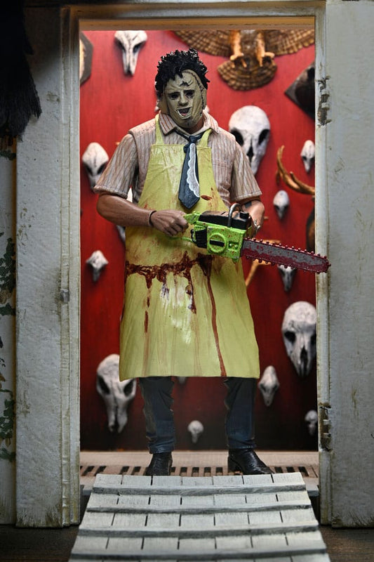 Figura articulada Leatherface 50 Aniversario La Matanza de Texas NECA 20 cm con motosierra