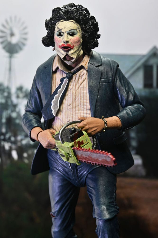 Leatherface NECA Pretty Woman – figura articulada con delantal y motosierra en escena de acción.